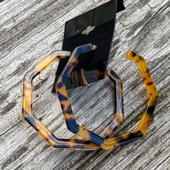 Acrylic Leopard Hoops - Picture 2 of 4